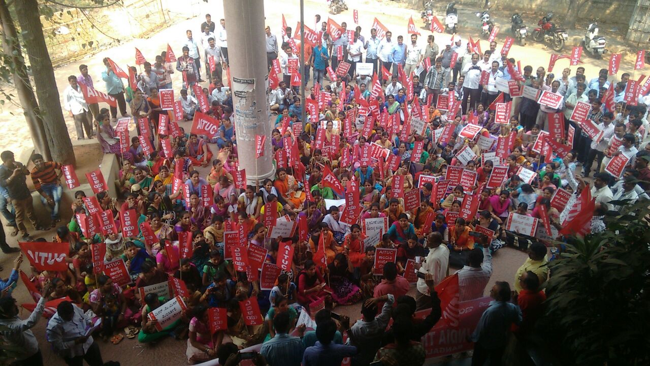 ಕಾಲ ಮಿತಿಯ ಉದ್ಯೋಗ ತಿದ್ದುಪಡಿ ವಿರೋಧಿಸಿ ಕಾರ್ಮಿಕರ ಪ್ರತಿಭಟನೆ